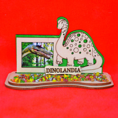 Drewniany DINOZAUR 2 Z WIDOKIEM na podstawce